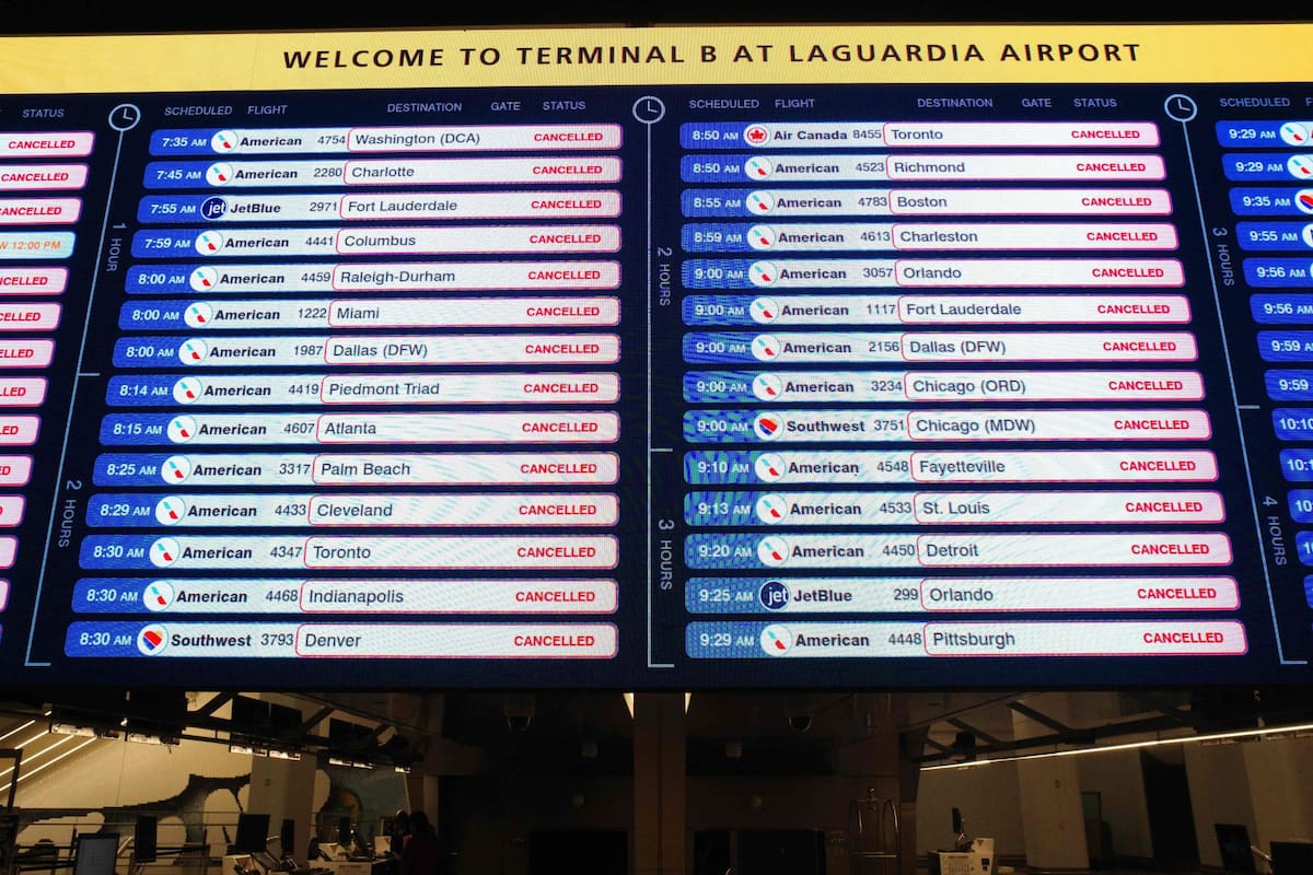 El cierre indefinido del Aeropuerto LaGuardia, tras el choque fatal entre un avión de Jazz Aviation y un vehículo de rescate que dejó dos tripulantes fallecidos, forzó la reconfiguración masiva del tráfico aéreo en todo el noreste de Estados Unidos