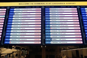 El cierre indefinido del Aeropuerto LaGuardia, tras el choque fatal entre un avión de Jazz Aviation y un vehículo de rescate que dejó dos tripulantes fallecidos, forzó la reconfiguración masiva del tráfico aéreo en todo el noreste de Estados Unidos