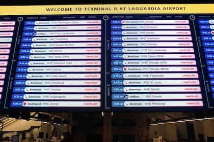 El cierre indefinido del Aeropuerto LaGuardia, tras el choque fatal entre un avión de Jazz Aviation y un vehículo de rescate que dejó dos tripulantes fallecidos, forzó la reconfiguración masiva del tráfico aéreo en todo el noreste de Estados Unidos