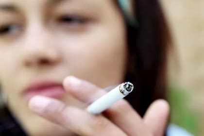 El cigarrillo reseca la garganta y puede causar inflamaciones que generen tos, así como enfermedades