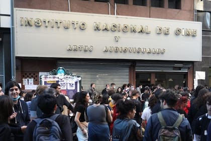 El cine argentino se prepara para por lo menos cuatro meses de inactividad, tras el fuerte recorte al Instituto Nacional de Cine y Artes Audiovisuales (Incaa)