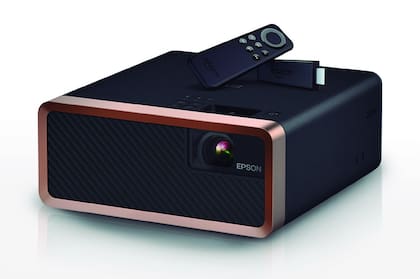 El cine en casa. El proyector Epson EF-100 puede ser un regalo para toda la familia. Es un equipo multifunción con parlante incorporado de 5W y conectividad Bluetooth. Gracias a su resolución los contenidos multimedia se podrán ver en una pantalla de 100” y en alta definición. (Desde $115.000)