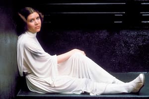 El cine influye en la moda. Valentino reversionó la túnica blanca de la princesa Leia