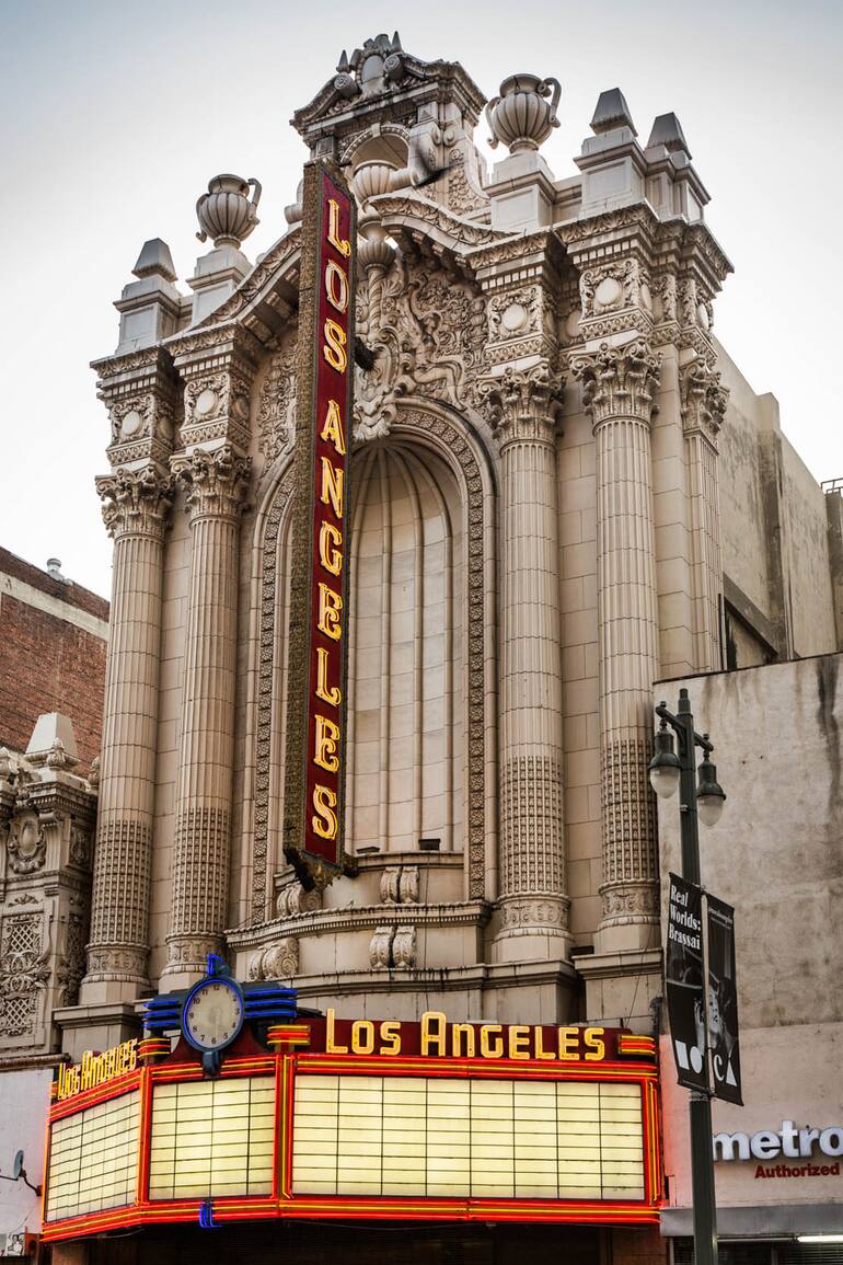El cine Los Ángeles, emblema del downtown de la ciudad.