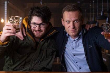 El cineasta canadiense Daniel Roher asegura que conocer a Navalny y hacer el documental lo cambió para siempre