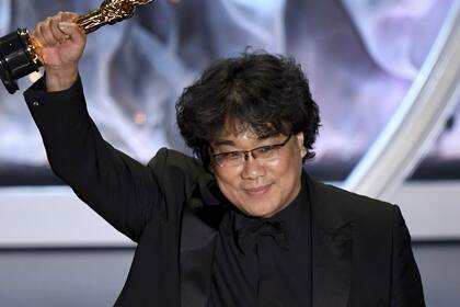 El cineasta coreano, emocionado con su cosecha en unos premios que había considerado "provincianos" en entrevistas previas