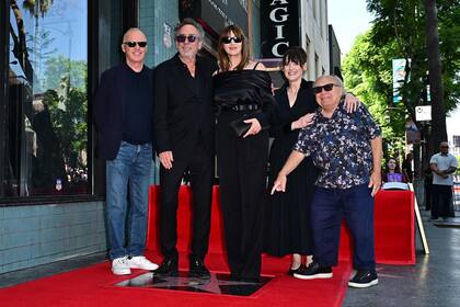El cineasta estadounidense Tim Burton celebró junto a un selecto y engamado grupo de amigos su llegada al Paseo de la Fama de Hollywood