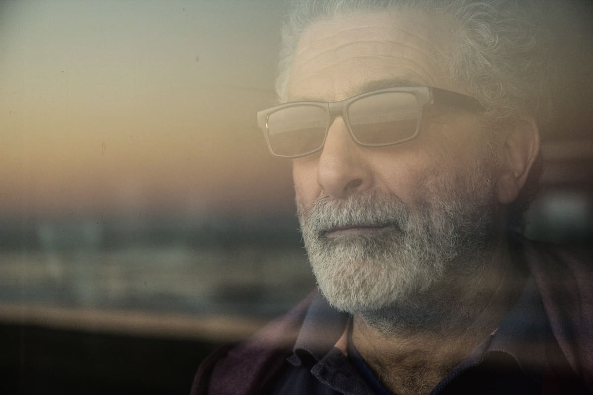 El cineasta Fernando Spiner y el poeta Aníbal Zaldívar tienen un ritual desde su adolescencia, en Villa Gesell: meterse en aguas profundas y llegar hasta una boya. La nueva película del director registra esa amistad e incluye a otros artistas, como Guillermo Saccomanno, que eligieron la ciudad balne