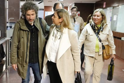 El cineasta Mariano Cohn (izq) y su madre, Beatriz Arroyo (der) ayer durante la segunda jornada del juicio por la muerte de Alejandro Cohn