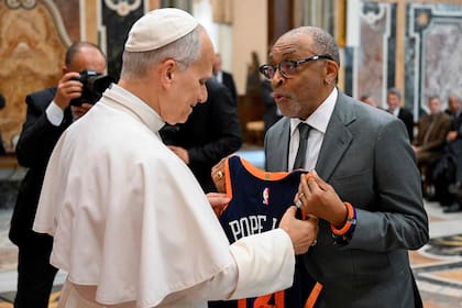 El cineasta, radicado en Brooklyn, Nueva York, le regaló una camiseta personalizada de los New York Knicks