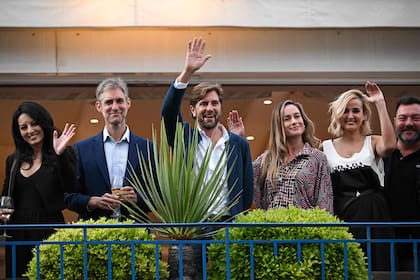 El cineasta sueco Ruben Ostlund (centro) junto al resto del jurado de la competencia oficial (de izq. a der.): la directora marroquí Maryam Touzani, el cineasta argentino Damián Szifron, la actriz norteamericana Brie Larson, la directora francesa Julia Ducournau y el intérprete francés Denis Menochet en el Grand Hyatt Cannes Hotel Martinez