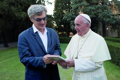El cineasta Wim Wenders junto al papa Francisco, durante el rodaje del documental Pope Francis: a Man of His Word