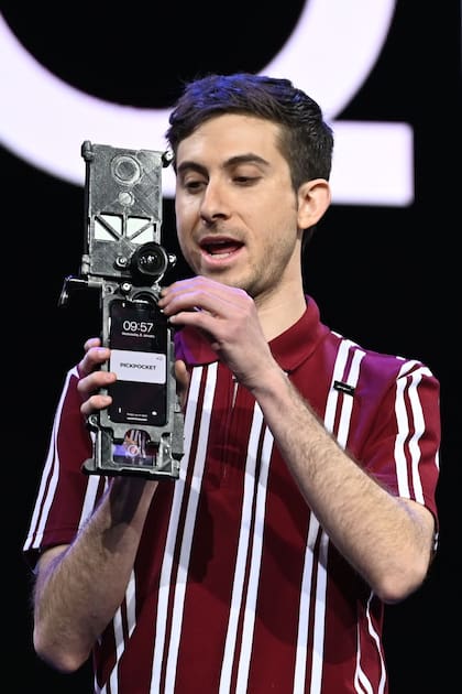 El cineasta Zach Wechter muestra uno de los soportes usados para grabar los videos de Quibi