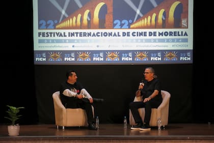 El cinefotógrafo y director Rodrigo Prieto, derecha, participa en un conversatorio con el presentador Erick Estrada en el Festival Internacional de Cine de Morelia el domingo 20 de octubre de 2024, en Morelia, México. (Foto AP/Berenice Bautista)