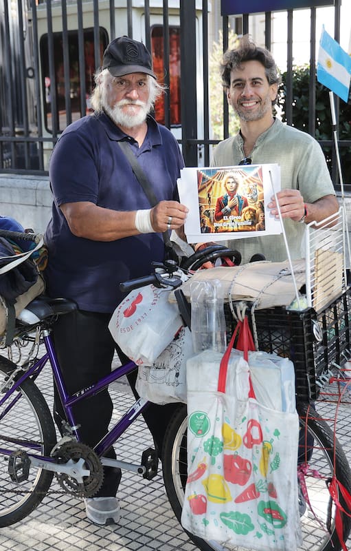 “El Circo de las Estrellas” es el libro infantil que narra las vivencias de Mario
