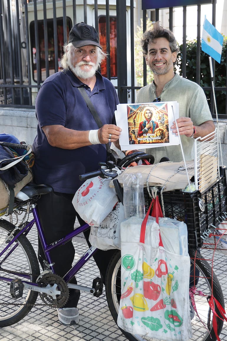 “El Circo de las Estrellas” es el libro infantil que narra las vivencias de Mario