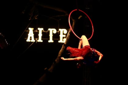 El Circo del Aire, todas las noches funciones a la gorra y al aire libre en el centro de Villa Gesell