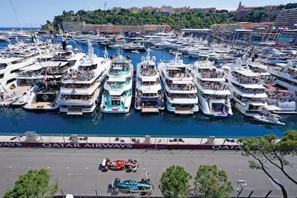 El circuito callejero, conocido por su exigencia y, detrás, una vista del Port Hercule, desde donde se tiene una visión inmejorable de la carrera. Famoso por recibir a los cruceros más grandes del mundo, que se transforman en tribunas top, este 2025, tenía su capacidad a tope.