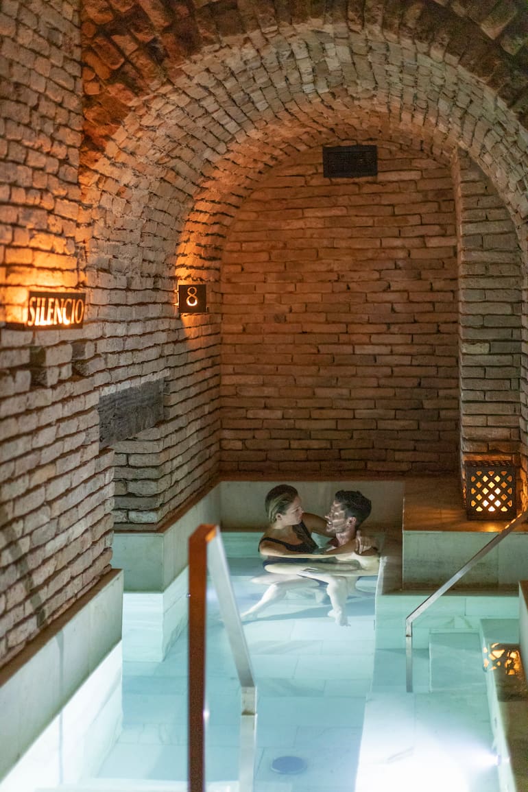 El circuito de baños termales aprovechó la planta soterrada del edificio (400 metros cuadrados de una antigua casa-comercio de 1915) y usó ladrillos de demolición para los muros, arcos y bóvedas
