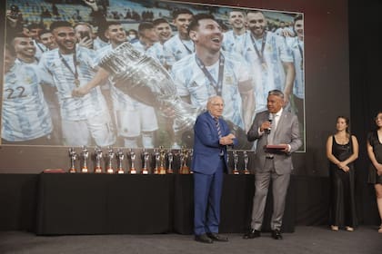 El Círculo de Periodistas Deportivos distinguió como Socio Honorario a Enrique Macaya Márquez