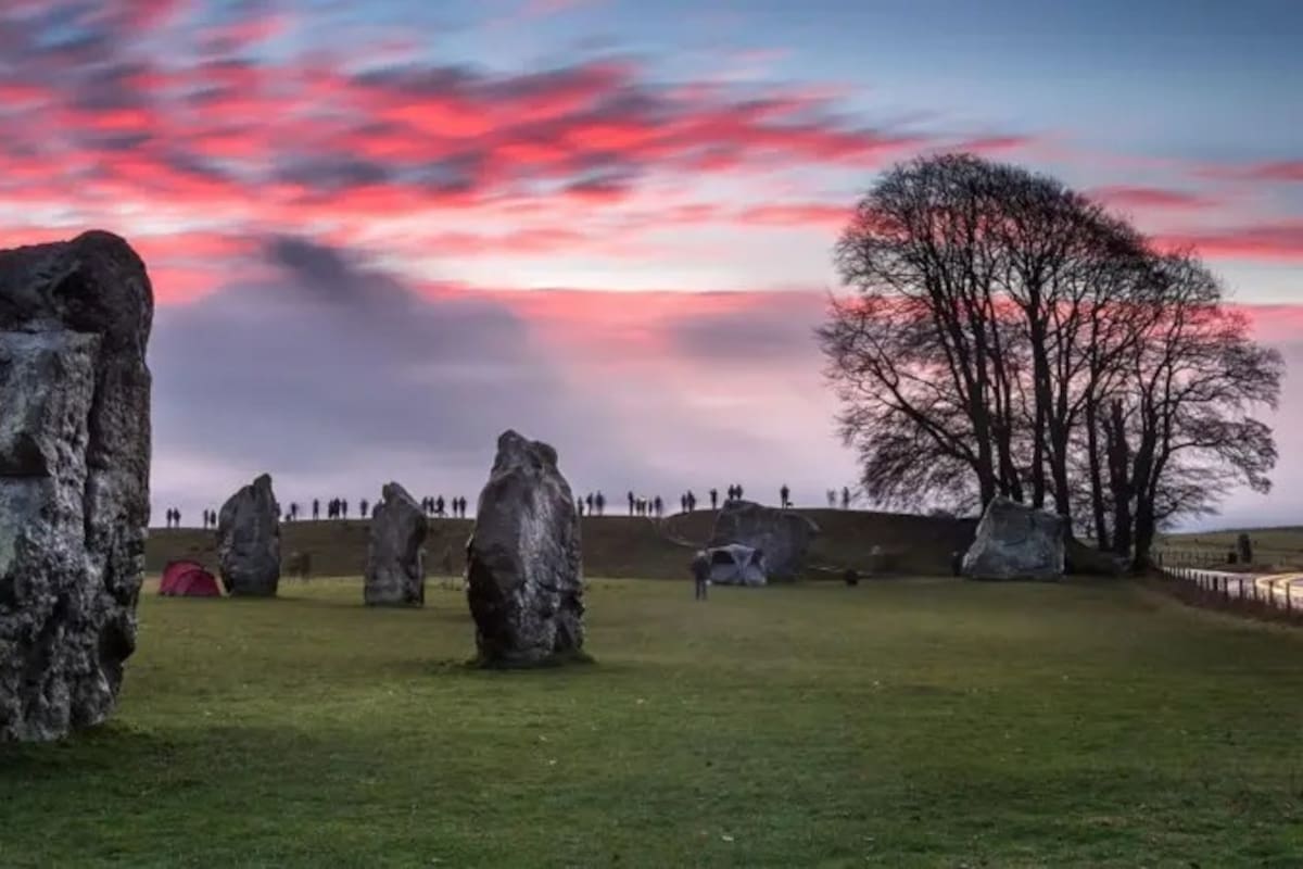 El círculo de piedras rodea por completo el pequeño pueblo de Avebury, que incluye un puñado de tiendas, casas y el pub Red Lion, el único bar del mundo que se encuentra dentro de un monumento megalítico