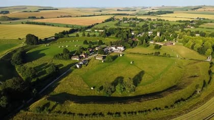 El círculo de piedras verticales rodea por completo el pequeño pueblo de Avebury