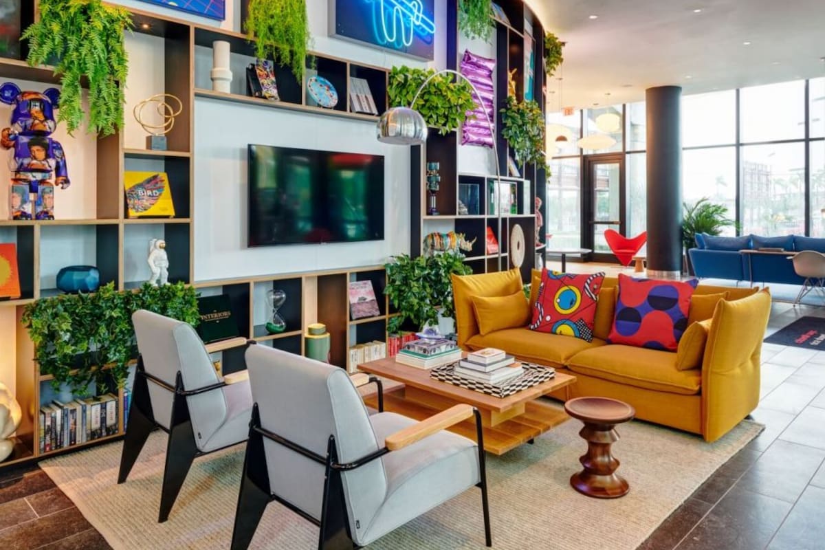 El CitizenM Miami Worldcenter tiene opciones para quienes hacen viajes por placer o trabajo