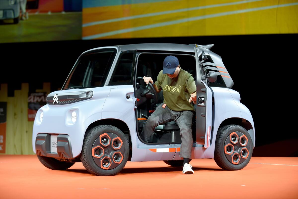 El Citroën Ami es un auto eléctrico de dos plazas; gracias a su motor modesto no requiere licencia de conducir en Europa