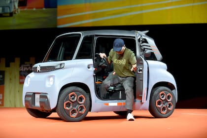 El Citroën Ami es un auto eléctrico de dos plazas; gracias a su motor modesto no requiere licencia de conducir en Europa