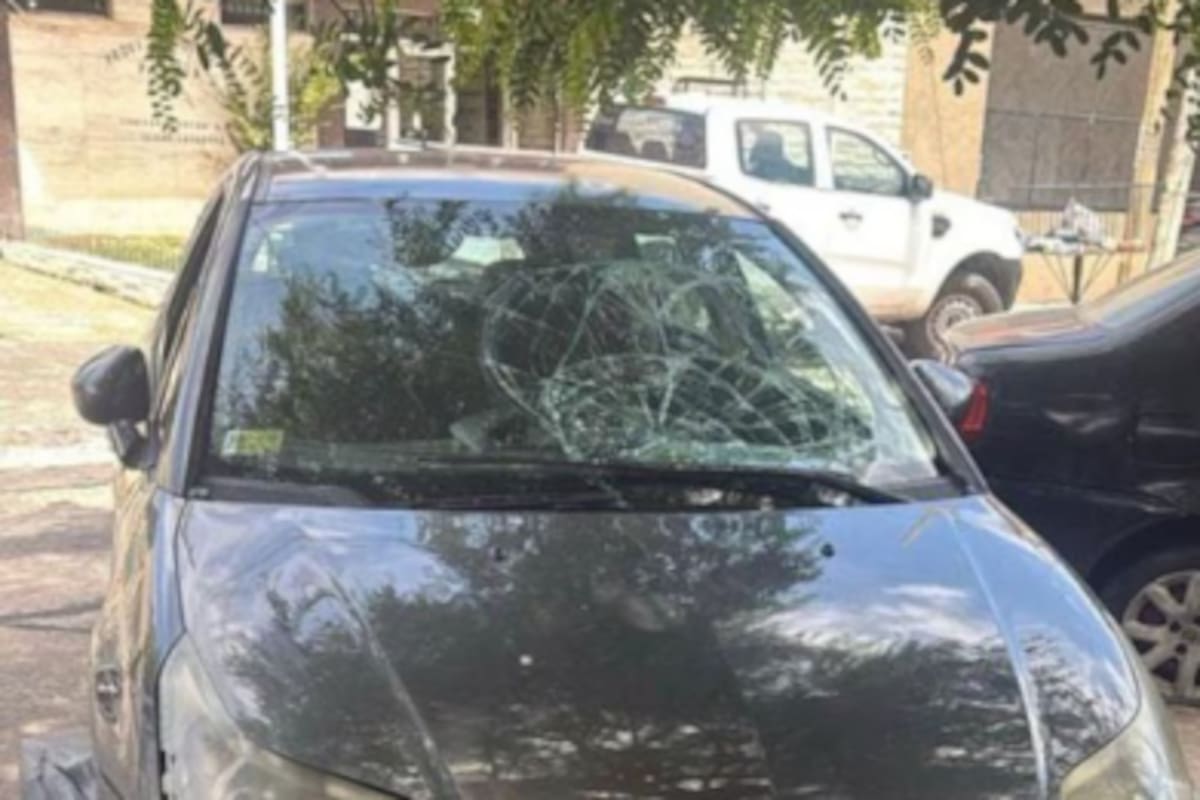 El Citroën C4 utilizado durante el ataque, con daños visibles en el parabrisas tras el atropello