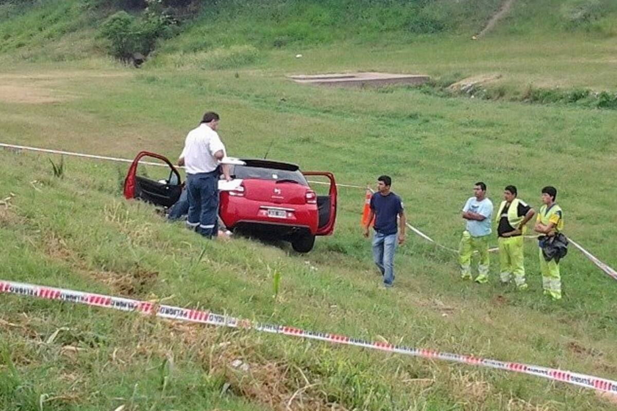 El Citroën DS3 en el que iban Luis Medina y su novia, Justina María Pérez Castelli, cuando fueron acribillados en la zona sur de Rosario, en diciembre de 2013