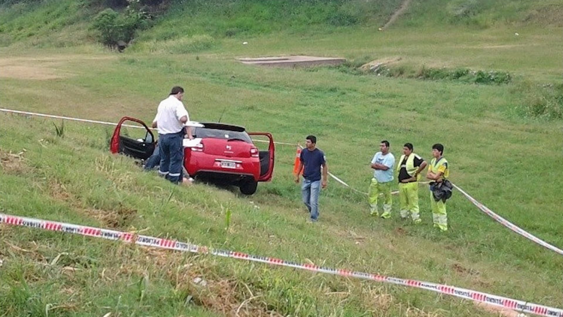 El Citroën DS3 en el que iban Luis Medina y su novia, Justina María Pérez Castelli, cuando fueron acribillados en la zona sur de Rosario, en diciembre de 2013