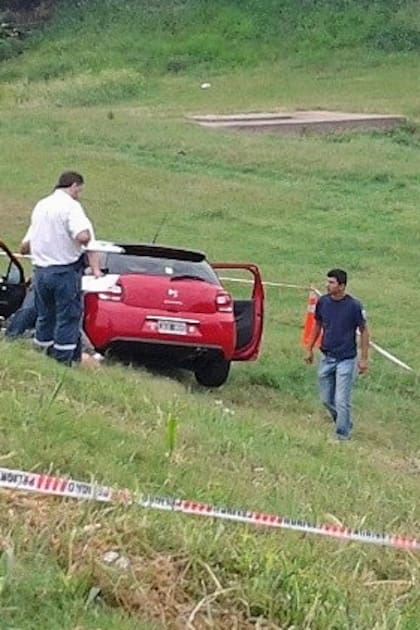 El Citroën DS3 en el que iban Luis Medina y su novia, Justina María Pérez Castelli, cuando fueron acribillados en la zona sur de Rosario, en diciembre de 2013