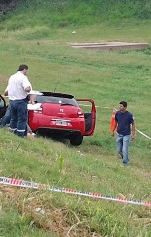 El Citroën DS3 en el que iban Luis Medina y su novia, Justina María Pérez Castelli, cuando fueron acribillados en la zona sur de Rosario, en diciembre de 2013