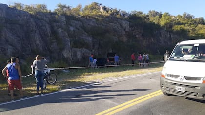 El Citröen que embistió conta una montaña en las Altas Cumbres, Córdoba