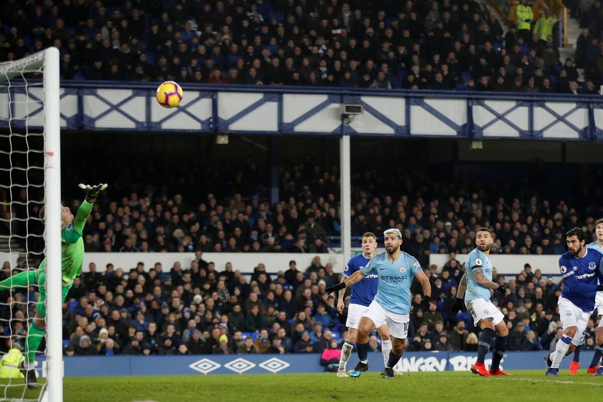 El City festejó en su visita a Everton y se subió a la punta del torneo inglés, con un partido más