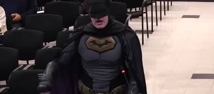 El ciudadano estadounidense ingresó disfrazado de Batman