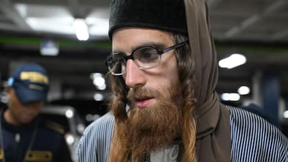 El ciudadano israelí Yoel Alter, de 35 años, miembro de la secta judía ultraortodoxa Lev Tahor, observa mientras es escoltado por agentes de policía guatemalteco.