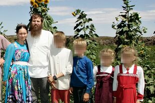 El ciudadano ruso junto a su familia, cuando se dedicaba al cultivo de sandias y verduras orgánicas a orillas del río Neuquén