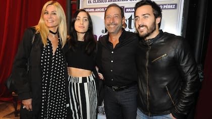 El clan Francella, feliz en el debut teatral de Johanna