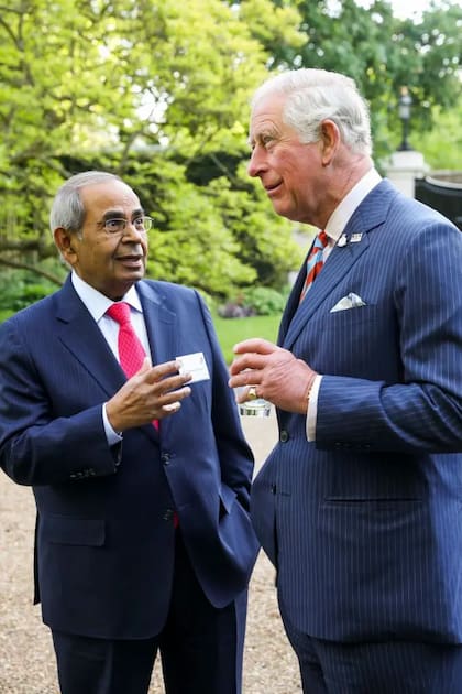 El clan Hinduja mantiene relación incluso con miembros de la casa real, como el propio rey Carlos III