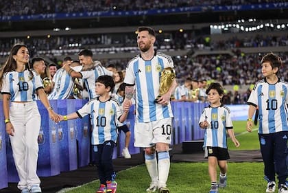El clan Messi - Roccuzzo: Antonela, Mateo, Lionel, Ciro y Thiago