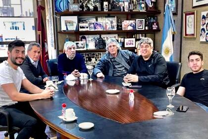 El clan Moyano cuando impulsó al ferroviario Sergio Sasia al frente de la Confederación del Transporte; ahora, lo buscan desplazar