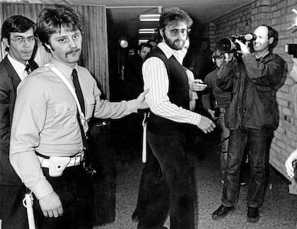 El Clark original, siempre entre la policía y los medios