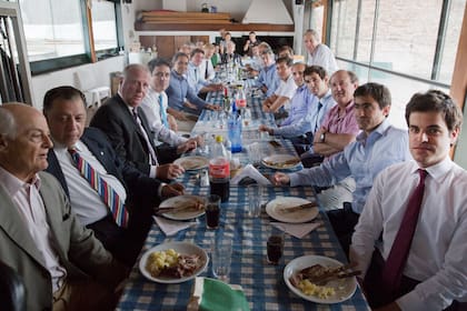 Varios de los socios del Squash Club, durante el tradicional asado mensual