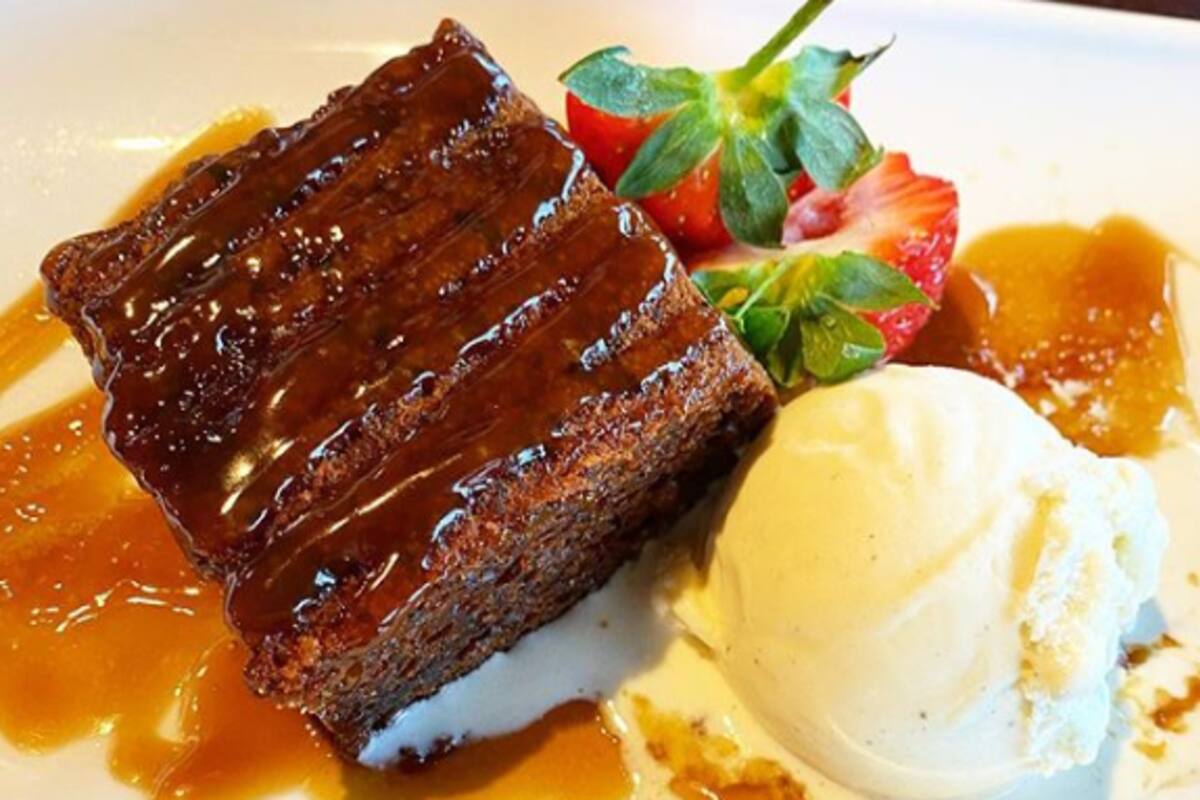 El clásico británico budín de la caramelo es el antojo dulce preferido de la duquesa de Cambridge. La reina no tolera el ajo y la cebolla en las comidas