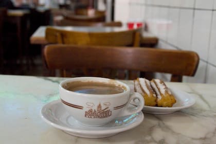 El clásico café con leche con churros