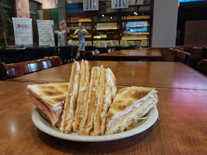 El clásico Carlito, emblema de Rosario, forma parte del ritual gastronómico que acompaña las largas charlas en El Cairo