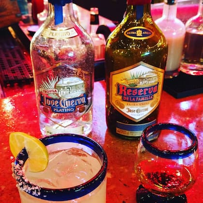 El clásico coctel mexicano. Lleva tequila, licor de naranja, jugo de limón, jarabe y se sirve en una copa escarchada con sal (Crédito: Instagram/@toddmccalla)