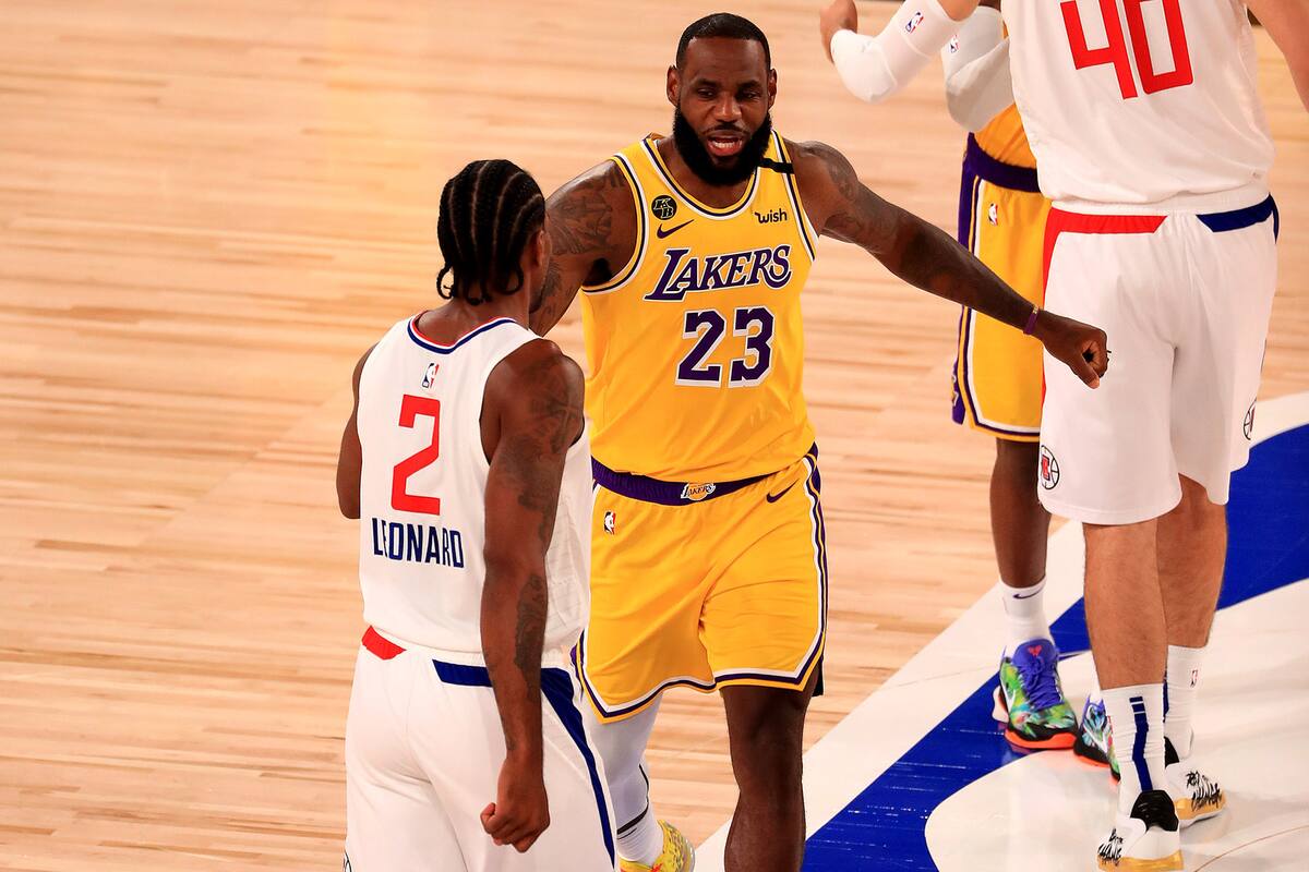 El clásico de Los Angeles quedó en manos de los Lakers en el duelo entre LeBron James y Kawhi Leonard
